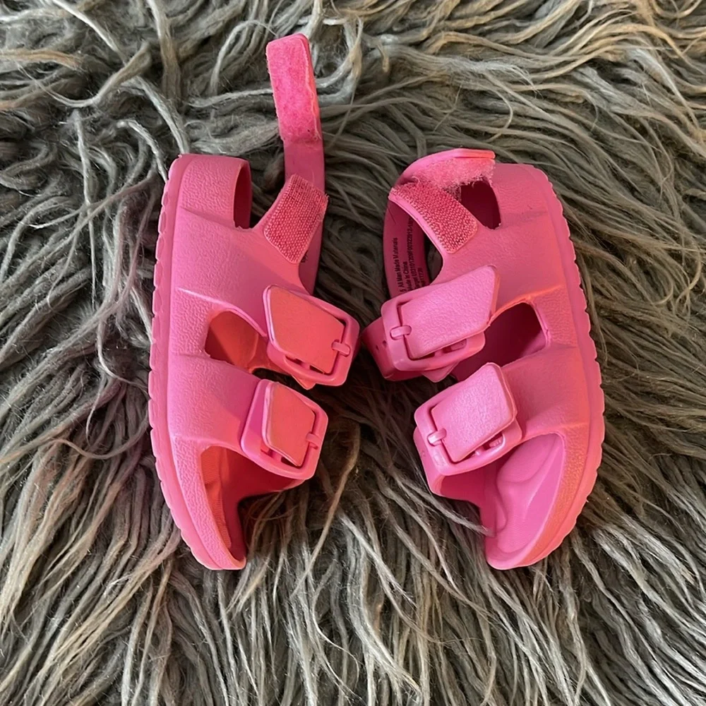 Girl’s 6 Neon Pink Crocs Top Buckle Strap/Velcro Ankle Closure Swim Poll Vaca